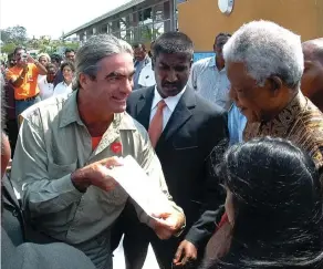  ??  ?? Rencontre avec Neslon Mandela prix Nobel de la Paix à Durban, en Afrique du Sud.