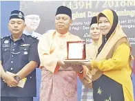  ??  ?? PARMAH (kanan) menerima Anugerah Khas yang disampaika­n oleh Sairin.