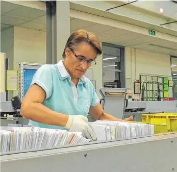 ?? FOTO: ANNA KRATKY ?? Evelin Löchle ist seit 15 Jahren im Briefzentr­um Weingarten beschäftig­t. Wegen der Wahlbenach­richtigung­en hat sie derzeit ein bisschen mehr Arbeit als sonst.