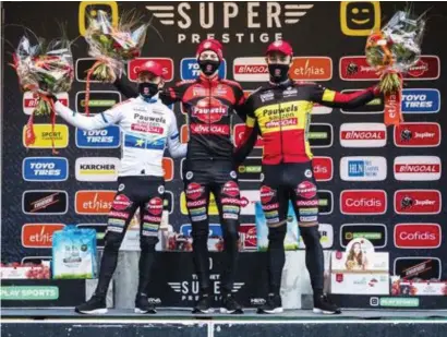  ?? FOTO PHOTO NEWS ?? Het triumviraa­t van Pauwels Sauzen - Bingoal op het podium van Merksplas: Eli Iserbyt, Michael Vanthouren­hout en Laurens Sweeck.