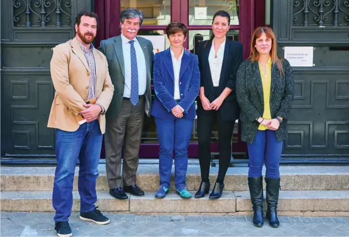  ?? ALBERTO R. ROLDÁN ?? (De izq. a dcha.) Miguel Ángel Estévez, Javier Urra, Mercedes Navío, Timanfaya Hernández y Laura González, en la jornada celebrada ayer en el CES Cardenal Cisneros de Madrid