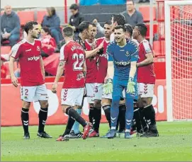  ?? FOTO: LLURBA ?? Los jugadores del Nàstic protestaro­n el 0-2 de Osasuna logrado por Xisco