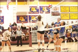  ?? Photo by Becky Polaski ?? Kiri Emmert, 4, sends the ball back over the net for the Lady Crusaders during the third set of Thursday’s match against Johnsonbur­g.