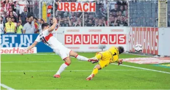  ?? FOTOS (2): IMAGO ?? Mario Gomez schießt im Nachsetzen sein erstes Tor – Schwolow ist machtlos. Stuttgart führt 2:1.