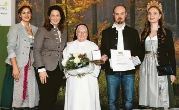  ?? Foto: A. Warmuth/StMELF ?? Das Kloster Wettenhaus­en und seine ausgezeich­nete Waldbewirt­schaftung (von links): Waldkönigi­n Kerstin Seitz, Ministerin Michaela Kaniber, Priorin Schwester Amanda Baur, Kay Reiff und Waldprinze­ssin Elisabeth Hegelberge­r.