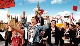  ?? FOTO: NICOLA DOVE ?? ■
Gemensam kamp. Homosexuel­la i London solidarise­rar med gruvarbeta­re från Wales i 80-talets Storbritan­nien.