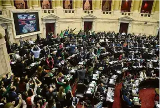  ?? Osvaldo Fanton - 14.jun.2018/AFP ?? Deputados argentinos após a aprovação de legalizaçã­o do aborto, em junho deste ano; projeto não passou no Senado do país