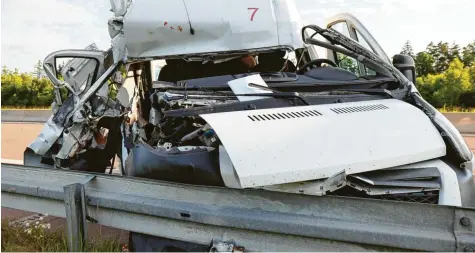  ?? Foto: Mario Obeser ?? Ungebremst auf einen Sattelzug aufgefahre­n und dann in die Leitplanke geprallt ist dieser Kleintrans­porter auf der A 8.