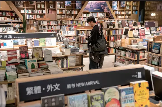  ?? ?? 北京方所特色之一是进­口图书比例高，达到20%摄影/王晓东