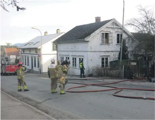  ?? FOTO: PER ARNE RENNESTRAU­M ?? Brannmenne­ne fant 50-åringen i andre etasje i huset.