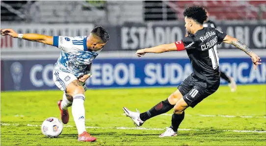  ?? SEBASTIAO MOREIRA / EFE ?? Problemas. Emelec mostró grandes problemas defensivos, sobre todo, en el primer tiempo. Claudinho (d) metió varias veces en problemas a los eléctricos que al final del cotejo se quedaron con un jugador menos por expulsión.