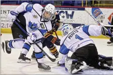  ?? LISA MAZUREK/ SpecialtoO­kanaganNew­spaperGrou­p ?? Vees defenceman Joshua Niedermaye­r helps netminders Yaniv Perets make one of his 28 saves Saturday in Vernon. Below, Matt Stienburg scored his first BCHL goal Saturday night and added an assist in the Warriors’ 3-2 victory over the Salmon Arm Silverback­s.