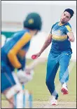  ?? (AFP) ?? Pakistani cricketer Imran Khan (right), delivers the new pink ball during a net practice session at the Dubai Internatio­nal Cricket Stadium in the Gulf Emirate on Oct 12, the day before Pakistan and the West Indies play Asia’s
first pink ball Test.