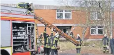  ?? FOTO: FEUERWEHR ?? Beim Truppmann-Lehrgang auf dem alten Nato-Gelände in Grefrath setzten die Wehrleute erfolgreic­h ihr Wissen in die Praxis um.