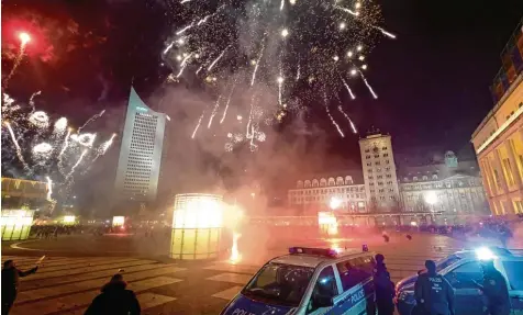  ?? Foto: Sebastian Willnow, dpa ?? In Leipzig – hier der Augustuspl­atz – wurde die Polizei im Verlauf der Silvestern­acht zum Ziel von Attacken aus dem linksextre­men Spektrum.
