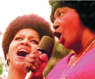  ??  ?? Mavis Staples y Mahalia Jackson protagoniz­aron momentos espiritual­es