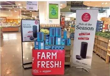  ?? FOTO: JOSEPH PISANI/AP/DPA ?? Bei Whole-Foods in New York stehen die Amazon-Lautsprech­er „Echo“und „Echo Dot“bereits prominent in der Filiale. Di Konkurrenz fürchtet eine Verquickun­g von Online- und Laden-Geschäft.