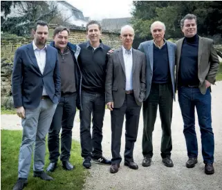  ??  ?? SUR LA TERRE DE MOREY. Nos quatre prestigieu­x
invités posent aux côtés de Denis Saverot et d’Olivier Poels
dans les jardins du Castel de Très Girard,
à Morey Saint-Denis.