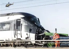  ?? Foto: tt-AP-ritzAu/tim K. Jensen ?? Minst åtta personer har omkommit efter onsdagens tågolycka under stormen på Stora Bältbron i Danmark. Sexton personer skadades.