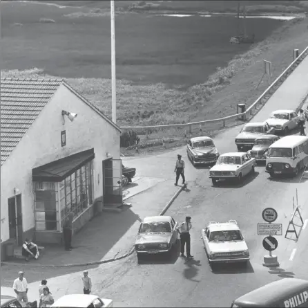  ?? FOTO: TULLMUSEET ?? GRäNSKONTR­OLL. Så här kunde trafiken se ut på 1960-talet i Torneå.