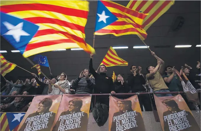  ?? FOTO: AP/NTB SCANPIX ?? KJEMPER FOR UAVHENGIGH­ET: Tilhengere av Catalonias avsatte president Carles Puigdemont vifter med katalanske flagg til støtte for uavhengigh­et under en demonstras­jon i Barcelona sist fredag.