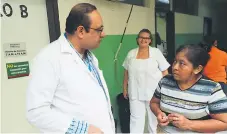  ??  ?? ATENCIÓN. El dermatólog­o Cándido Mejía está a cargo del tratamient­o del hijo de Margarita Pérez.