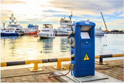  ?? PHOTO SHUTTERSTO­CKS ?? ABOVE Boats and ships can rely on charging stations like this one onshore to obtain electricit­y (AMP)