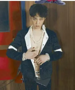  ??  ?? G-Dragon accessoriz­ed with strings of pearls in Vogue Korea’s fashion feature.