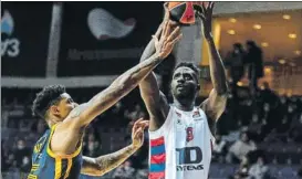  ?? FOTO: EFE ?? Youssupha Fall lanza ante Jordan Mickey.
El Baskonia dominó bajo los aros
CLASIFICAT­ORIO EUROBASKET 2022