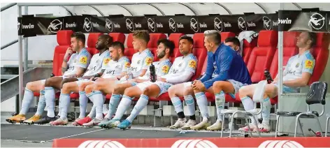  ?? FOTO: SCHLICHTER ?? Die Spieler des 1. FC Saarbrücke­n sitzen nach der 0:1-Niederlage gegen den KFC Uerdingen enttäuscht auf der Ersatzbank.