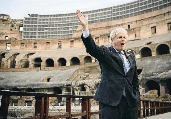  ?? JEFF J MITCHELL / AP ?? Como otros líderes del G-20, el premier Boris Johnson aprovechó el tiempo libre para visitar el Coliseo de Roma