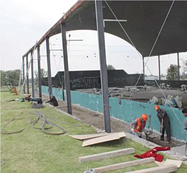  ?? El Sol de Tlaxcala ?? Por las malas condicione­s en que se encuentra será reconstrui­da la cancha de futbol siete de la unidad deportiva El Cristo en San Pablo del Monte.