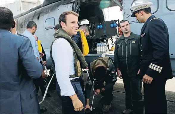  ?? CHRISTOPHE ENA / AFP ?? Macron en el aeropuerto de Pointe-à-Pitre (Guadalupe), desde donde se dirigió a San Martín y San Bartolomé, para conocer los efectos del Irma