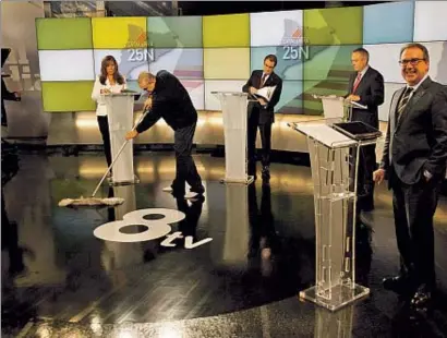  ?? PEDRO MADUEÑO ?? Un instante previo al debate a tres entre Sánchez Camacho, Mas y Navarro, con Cuní, en el 2012