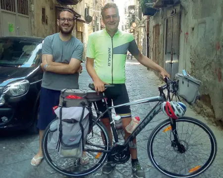  ?? ?? Pronto
Tommaso Giani con un amico a Genova: partirà questa mattina in bicicletta per arrivare in Ucraina