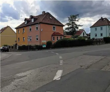  ?? FOTO: DOMINIQUE LATTICH ?? Der Tatort: In dieser Kurve Richtung Schlettwei­n versuchte der falsche Polizist die jungen Männer auf ihren Mopeds zu kontrollie­ren.