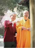  ??  ?? ▲ 2013年3月28日，白先勇（左）參觀了西安城南的興教­寺。
白先勇/圖片提供