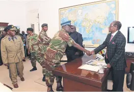  ?? Ap ?? Mugabe, ayer, junto con militares en el palacio de gobierno