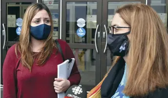  ??  ?? Teresa Thibeault et Natasha Poirier, les deux infirmière­s victimes de l’agression au CHU Dumont en mars 2019. - Acadie Nouvelle: Alexandre Boudreau