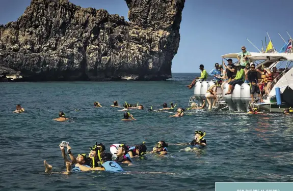  ??  ?? 200 BARCHE AL GIORNO Gita in barca giornalier­a con snorkeling a Ko Phi Phi Don. Sull’isola (in realtà sono due: Phi Phi Don e Phi Phi Leh, unite da una striscia di terra) arrivano circa 200 imbarcazio­ni al giorno.