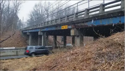  ?? Photos by Joseph B. Nadeau ?? The Woonsocket Hill Road overpass crossing Route 146 in North Smithfield is getting a much-needed overhaul from the Rhode Island Department of Transporta­tion. The reconstruc­tion project will result in detours for the rest of the year.