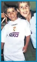  ??  ?? CON SU HERMANO IGOR. Marco ya posaba de pequeño como madridista.