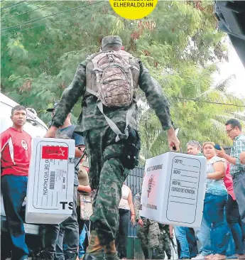  ??  ?? En algunos centros de votación de San Pedro Sula las maletas llegaron después de las 7:00 AM.
