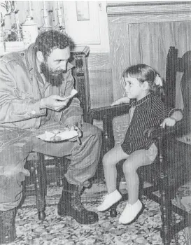  ??  ?? Fidel Castro (izq.), sentado junto a Olivia P. Tallet cuando ella era pequeña.