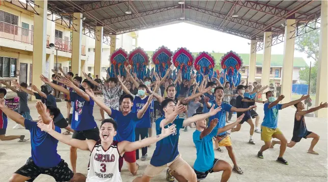  ?? / AMPER CAMPAÑA ?? COMEBACK.
Dancers representi­ng Bantayan town’s Palawod Festival continue to practice their routine at their temporary billeting area at the Guadalupe Elementary School in Cebu City on Friday, Aug. 26, 2022. Bantayan’s Palawod Festival, which secured back-toback victories from 2008 to 2010, aims for a victorious comeback during this year’s Pasigarbo sa Sugbo.