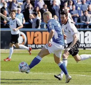  ?? Simon Pendrigh ?? ●● Scott Barrow clips a cross into the Dartford area