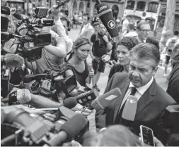  ?? Foto: Mathias Balk, dpa ?? Der deutsche Außenminis­ter Sigmar Gabriel gab am Samstag auf den Ramblas in Barcelona ein Interview.