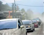  ?? AFP ?? Varios carros lucen cenizas del volcán de Fuego.