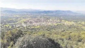  ?? ?? Vista general de Fuenlabrad­a de los Montes desde la zona de la llegada.