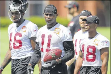  ?? CURTIS COMPTON / CCOMPTON@AJC.COM ?? Falcons wide receivers Anthony Dable (left), Julio Jones (center) and Taylor Gabriel take a break Tuesday during the first day of minicamp.